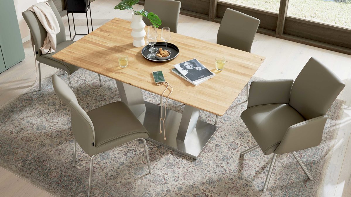 Tischgruppe Interliving aus Holz in Holzfarben Interliving Esszimmer Serie 5122 – Essgruppe mit sechs Stühlen Wildeiche, fangofarbenes Kunstleder & Edelstahl