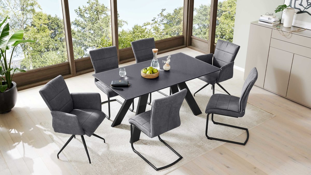 Tischgruppe Interliving aus Glas in Schwarz Interliving Esszimmer Serie 5122 – Essgruppen mit Schwingstühlen schwarzes Glas & Metall - ca. 160 x 90 cm