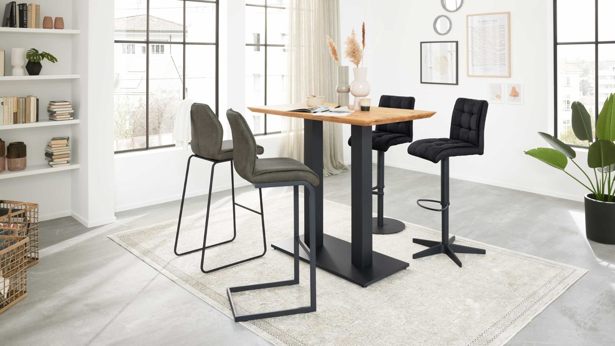 Tischgruppe Interliving aus Holz in Holzfarben Interliving Esszimmer Serie 5104 – Bartischgruppe Mikrofaserbezüge, helle Wildeiche & schwarzes Metall