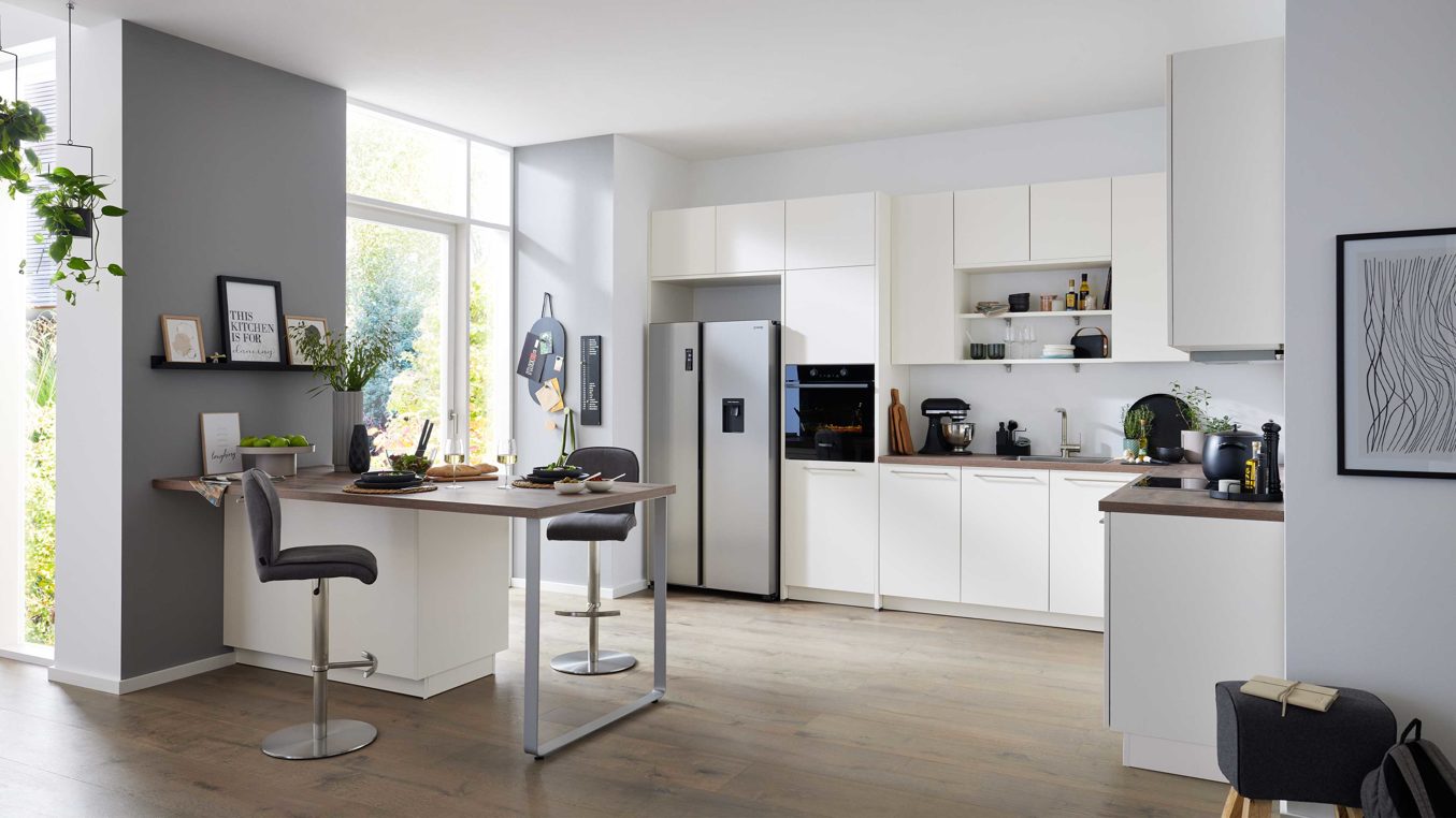 Einbauküche Interliving aus Holz in Weiß Interliving Küche Serie 3090 mit gorenje-Einbaugeräten Magnolia – zweizeilig
