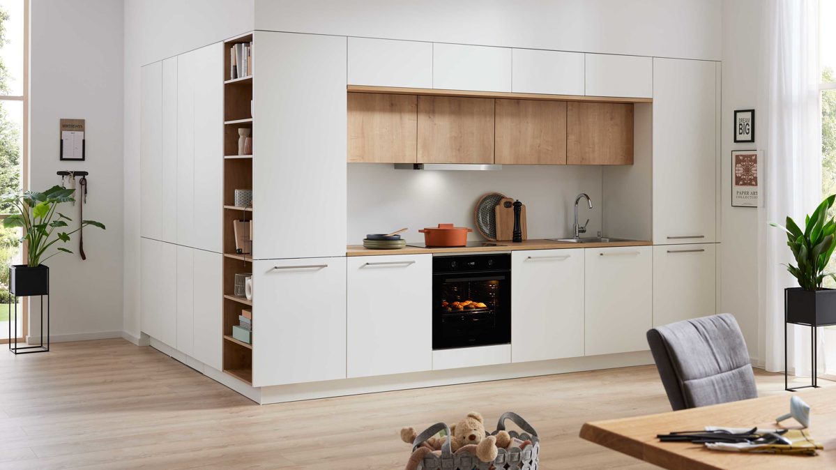 Einbauküche Interliving aus Holz in Weiß Interliving Küche Serie 3094 mit Garderobenschränken Mattweiß & Chalet Eiche