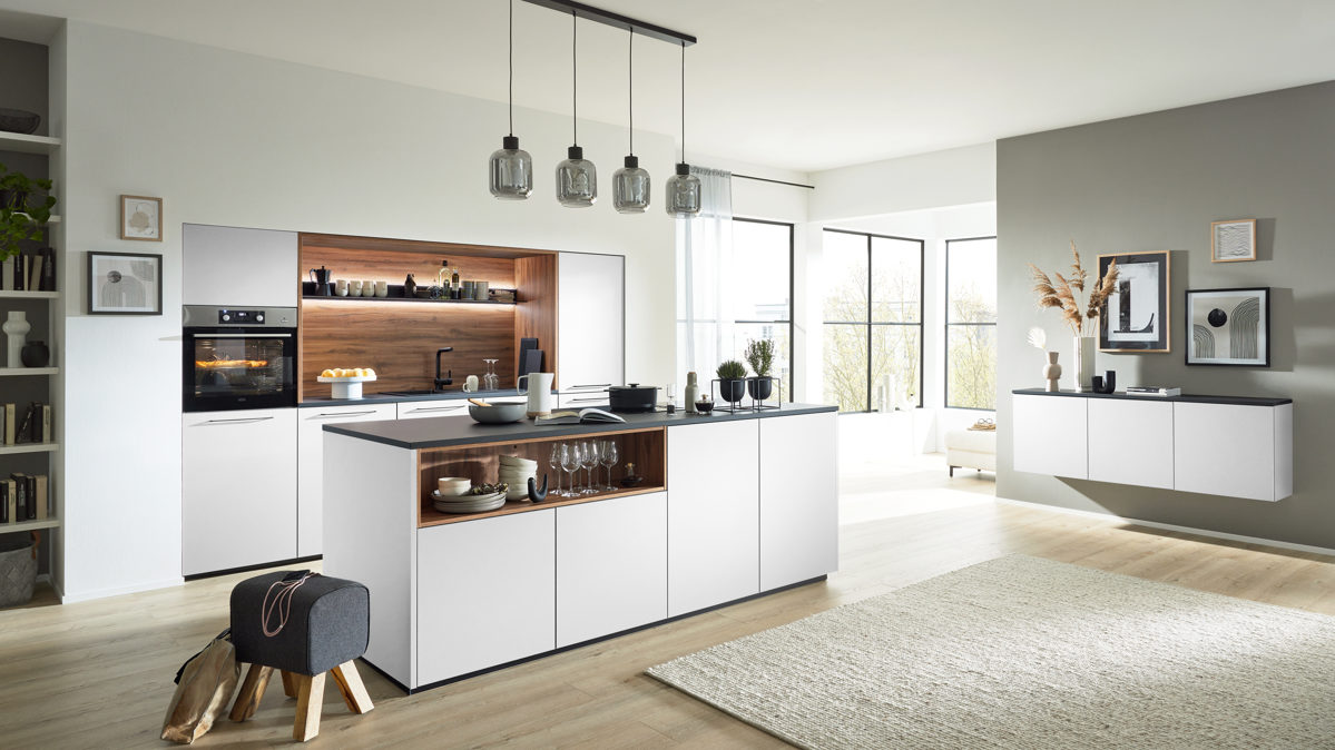 Einbauküche Interliving aus Holz in Weiß Interliving Küche Serie 3105 mit AEG Einbaugeräten Weiß Softmatt & Vulkaneiche – dreizeilig