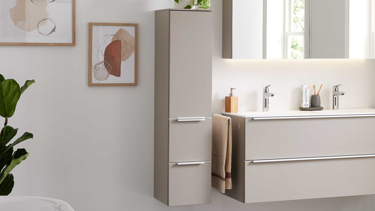 Hängeschrank Interliving aus Holz in Beige Interliving Bad Serie 3710 - Hängeschrank links, eine Tür & zwei Schubladen - Macchiato, Höhe ca. 130 cm