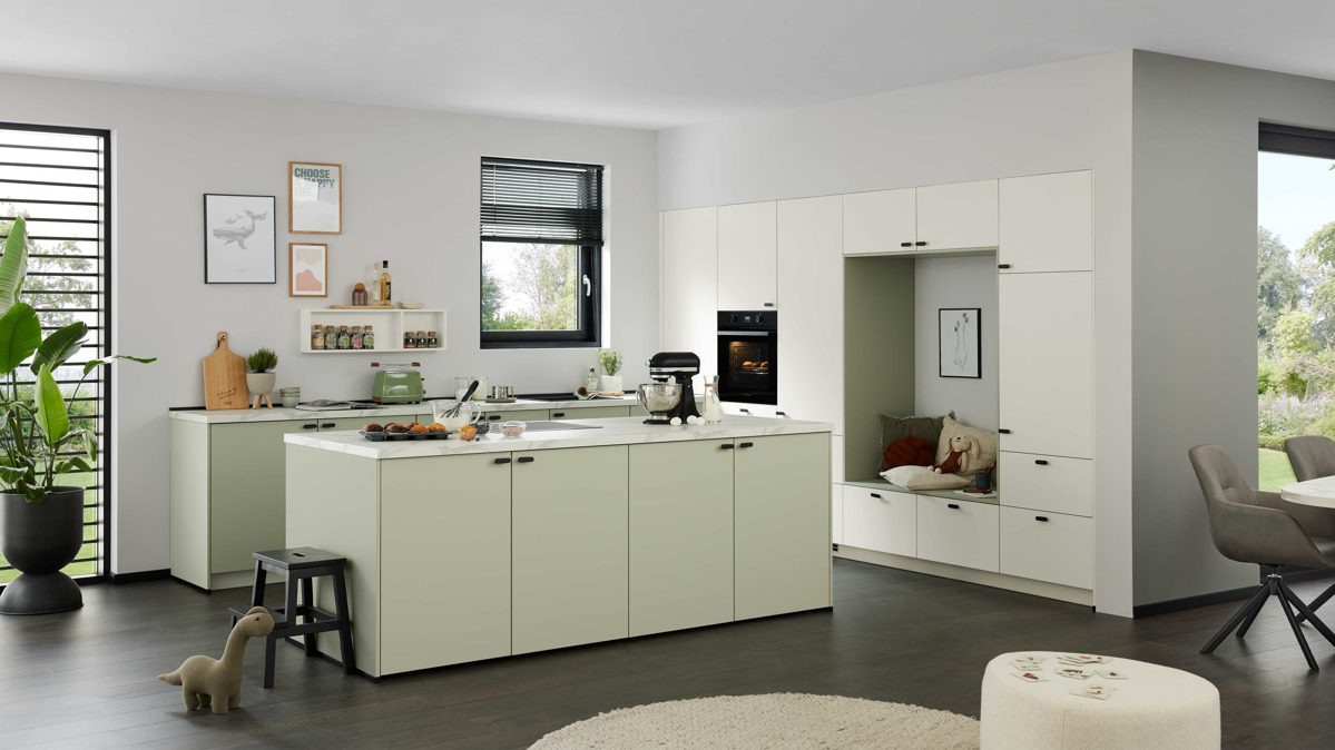 Einbauküche culineo® aus Holz in Hellgrün Culineo® Einbauküche C357 mit privileg Einbaugeräten Jade, Mattweiß & Marmor Venato Bianco - dreizeilig