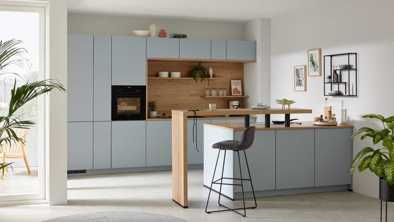 Einbauküche culineo® aus Holz in Hellblau Culineo® Einbauküche C357 mit SIEMENS Einbaugeräten Sky & Eiche Honig - zweizeilig