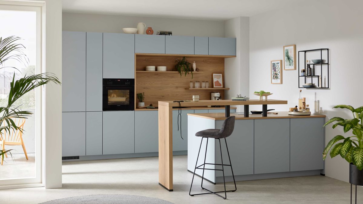 Einbauküche culineo® aus Holz in Hellblau Culineo® Einbauküche C357 mit SIEMENS Einbaugeräten Sky & Eiche Honig - zweizeilig