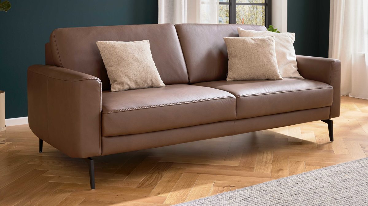 Dreisitzer Interliving aus Leder in Braun Interliving Sofa Serie 4066 – Dreisitzer walnussfarbenes Leder Cloudy noce & schwarze Metallfüße – Länge ca. 208 cm