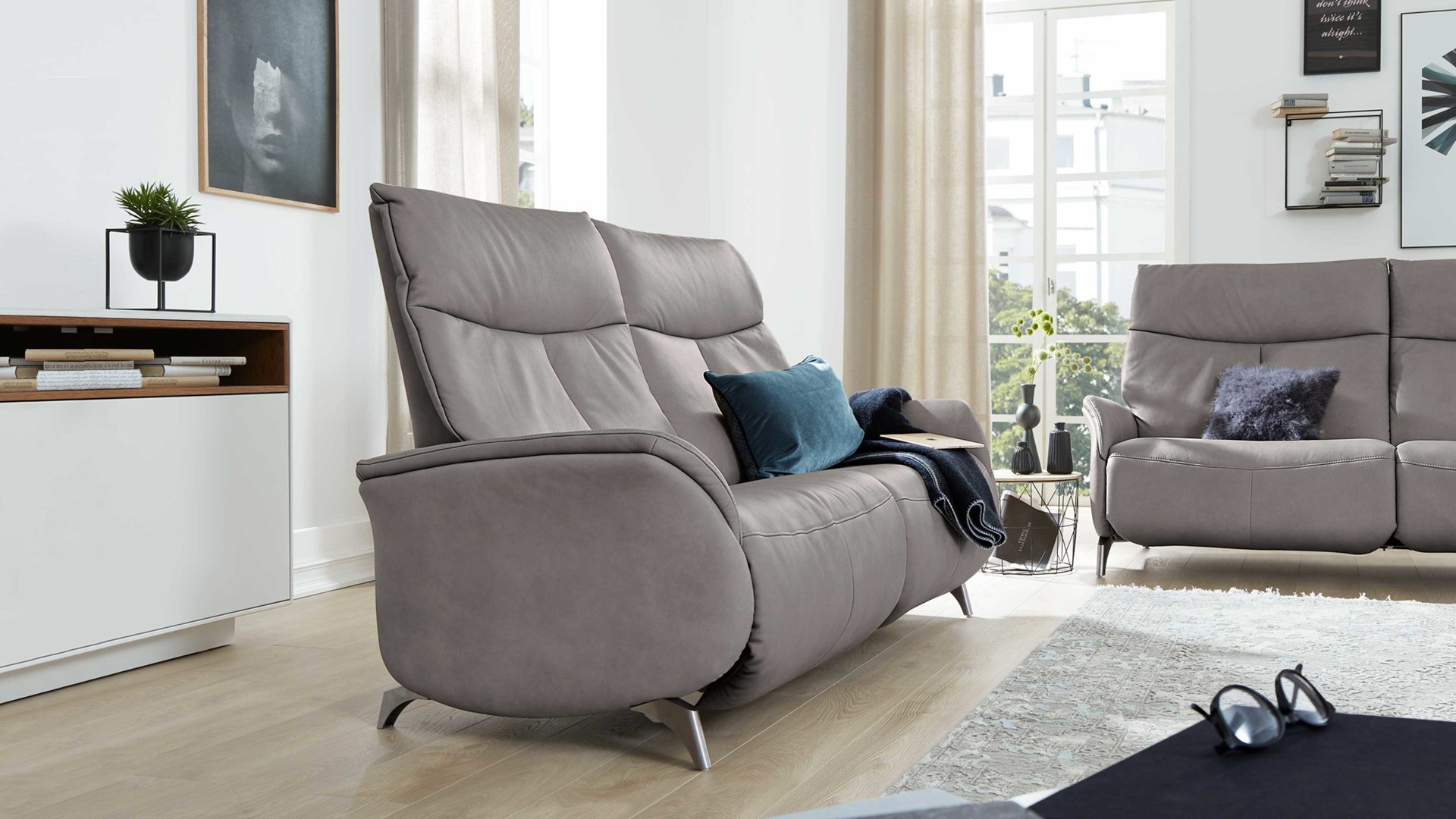 Dreisitzer Interliving aus Leder in Grau Interliving Sofa Serie 4211 – Dreisitzer titanfarbenes LongLife-Leder & Edelstahlfüße – Länge ca. 197 cm