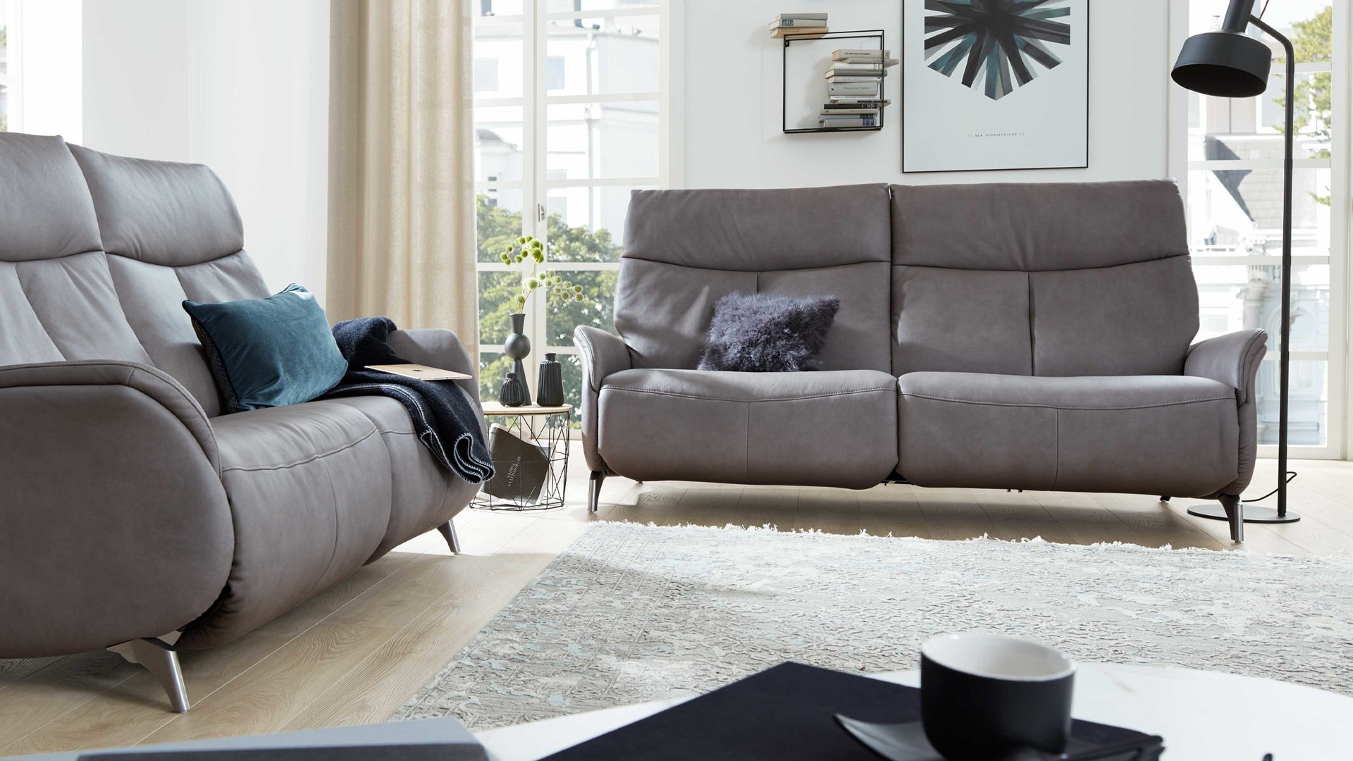 Zweisitzer Interliving aus Leder in Grau Interliving Sofa Serie 4211 – Zweisitzer titanfarbenes LongLife-Leder & Edelstahlfüße – Länge ca. 140 cm