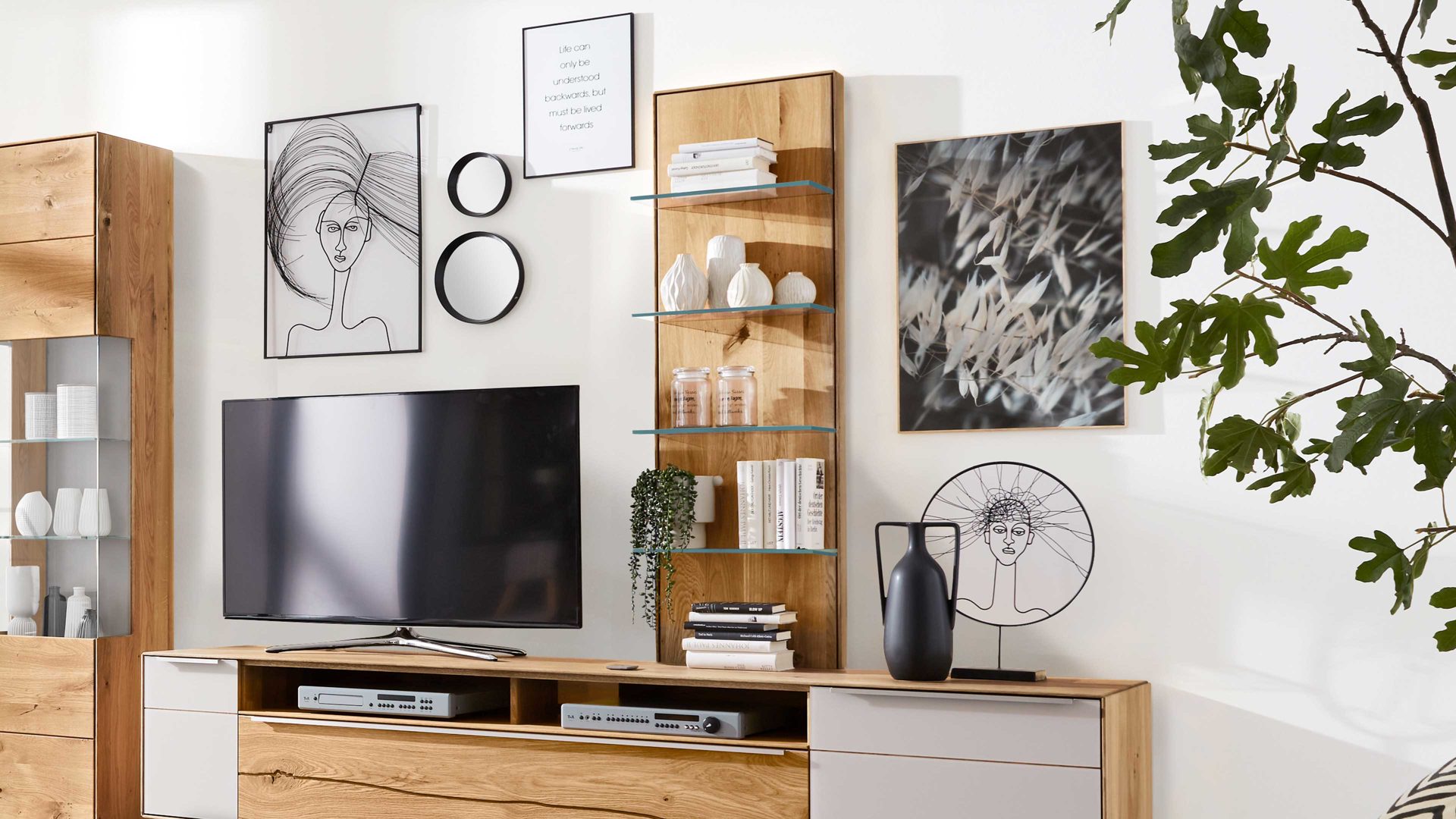 Regal Interliving aus Holz in Holzfarben Interliving Wohnzimmer Serie 2020 - Aufsatzpaneel Asteiche & Klarglas – ca. 47 x 147 cm