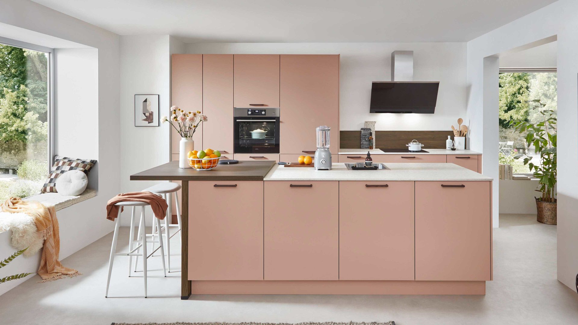 Einbauküche Nobilia® aus Holz in Rosa nobilia® Einbauküche Senso mit AEG Elektrogeräten Koralle & Walnuss - zweiteilig