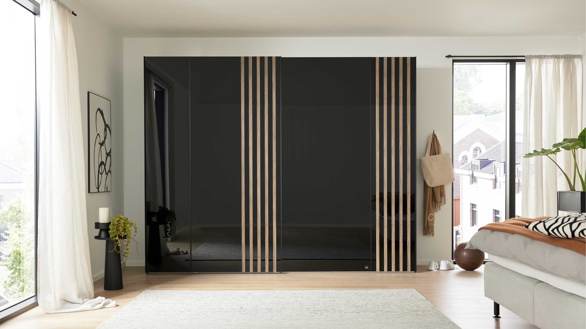 Kleiderschrank Interliving aus Holz in Schwarz Interliving Kleiderschrank Serie 1208 - Schwebetürenschrank Schwarzglas & Atlantic Eiche - zwei Türen, Breite ca. 270 cm
