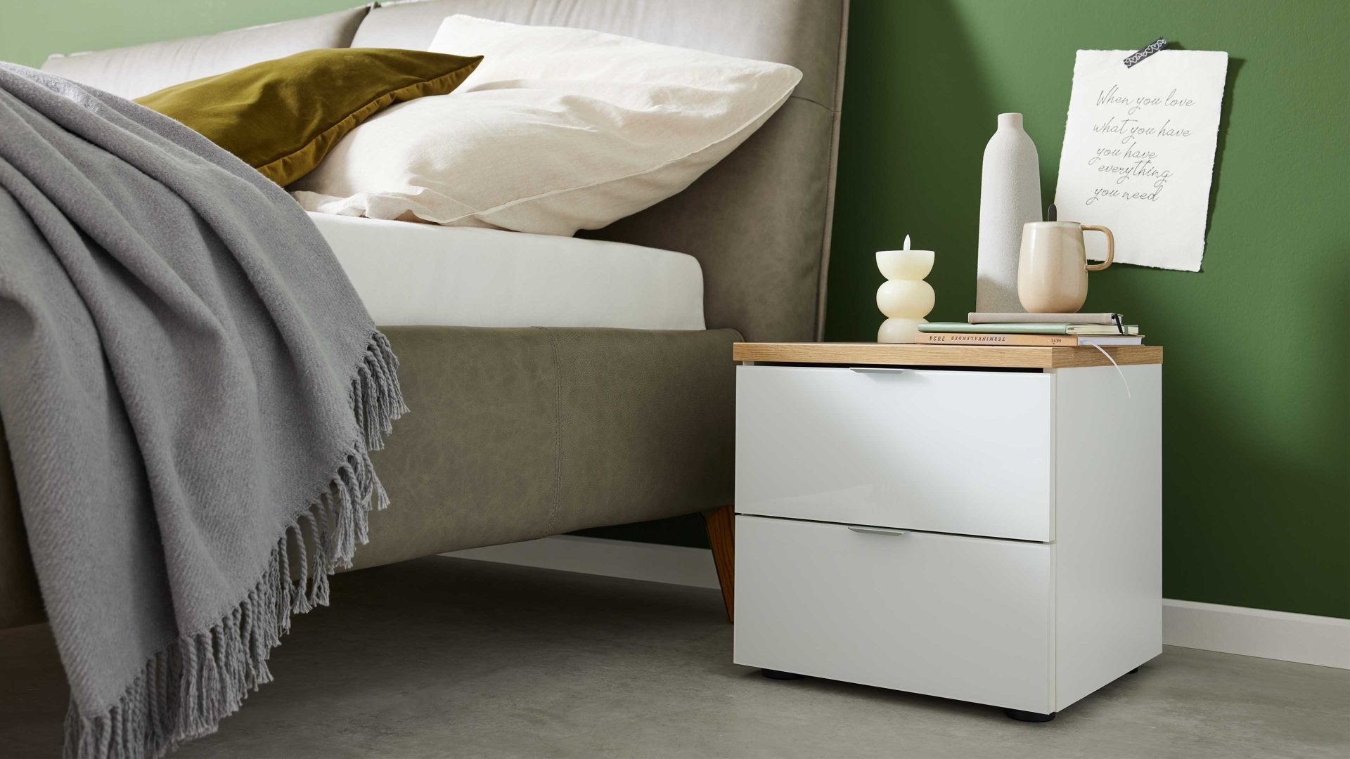 Nachtkommode Interliving aus Holz in Weiß Interliving Kleiderschrank Serie 1208 - Nachtkommode alpinweißes Glas & Artisan Eiche - zwei Schubladen, Breite ca. 40 cm