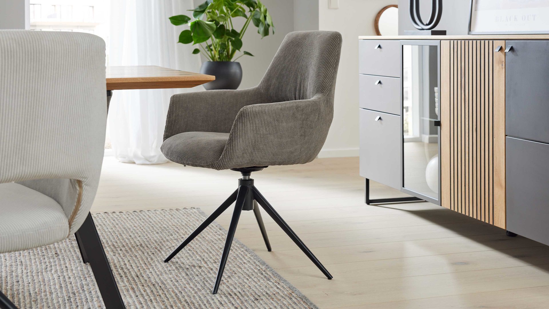 Vierfußstuhl Interliving aus Stoff in Hellgrau Interliving Esszimmer Serie 5605 – Armlehnstuhl mit Dreh- und Rückholfunktion muschelfarbener Cord Rebel & schwarzes Eisen