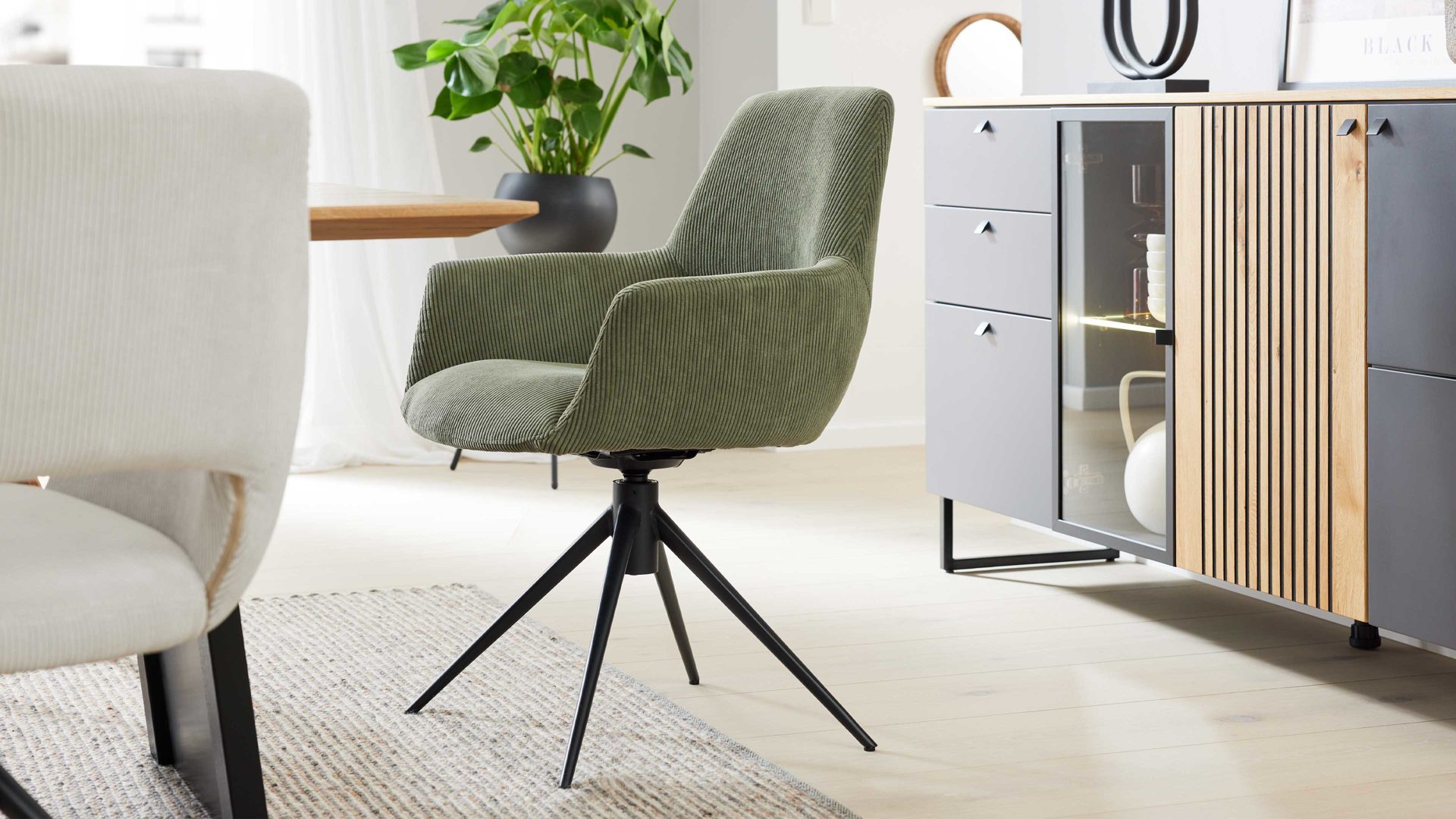 Vierfußstuhl Interliving aus Stoff in Dunkelgrün Interliving Esszimmer Serie 5605 – Armlehnstuhl mit Drehfunktion waldgrüner Cord Rebel & schwarzes Eisen