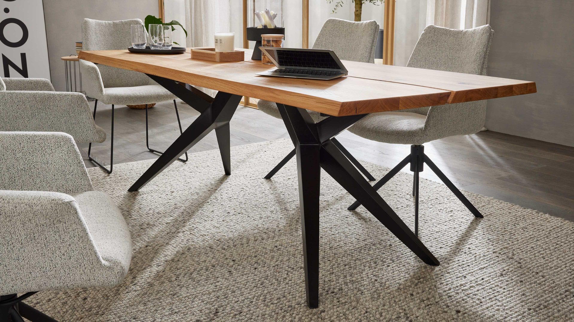 Esstisch Interliving aus Holz in Schwarz Interliving Esszimmer Serie 5118 – Esstisch Charakter-Eiche & mattschwarzes Eisen - ca. 180 x 100 cm