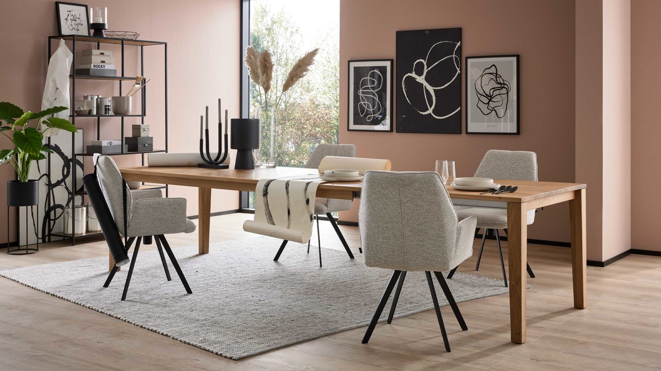 Tischgruppe Interliving aus Holz in Holzfarben Interliving Esszimmer Serie 5102 – Tischgruppe im Skandi-Style Charakter-Eiche & leinenfarbener Jacquard Lodge L07 - fünfteilig