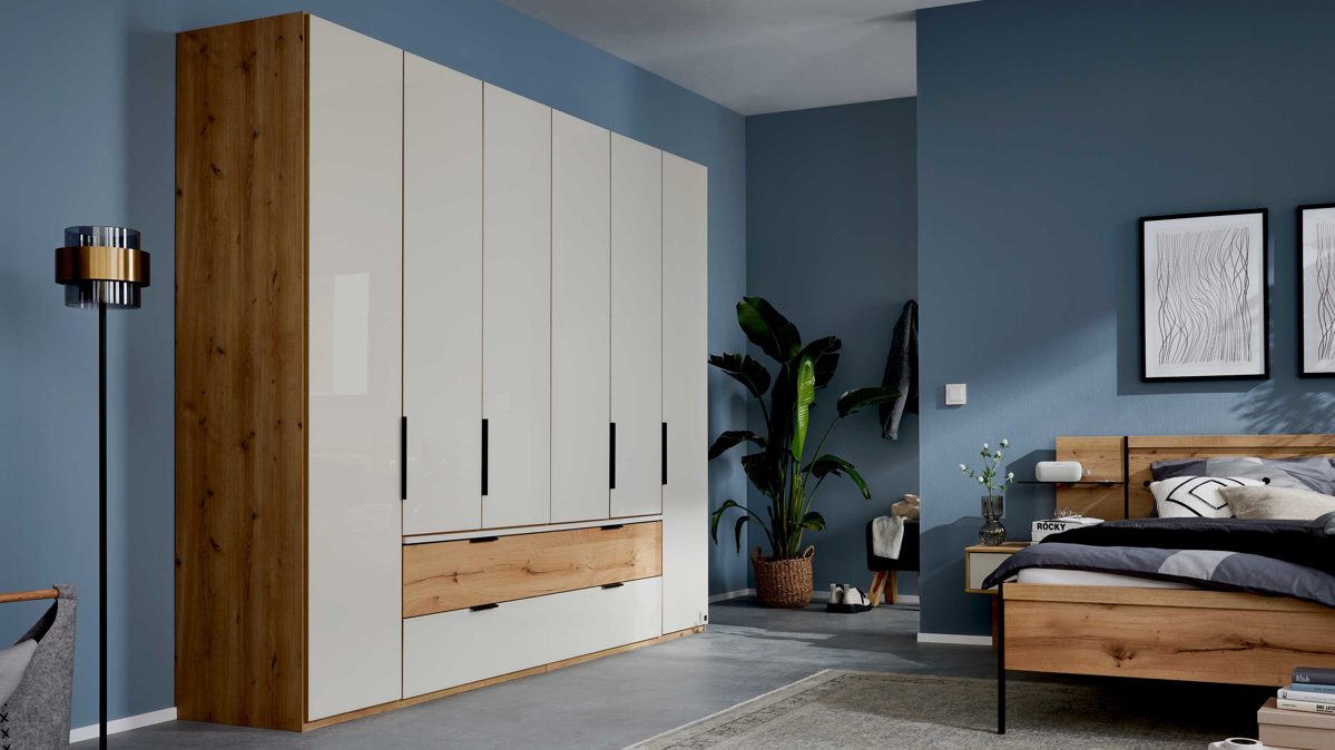 Kleiderschrank Interliving aus Holz in Hellgrau Interliving Schlafzimmer Serie 1034 – Kleiderschrank 754 champagnerfarbenes Glas & Kernholzfurnier – sechs Türen & zwei Schubladen, Breite ca. 300 cm