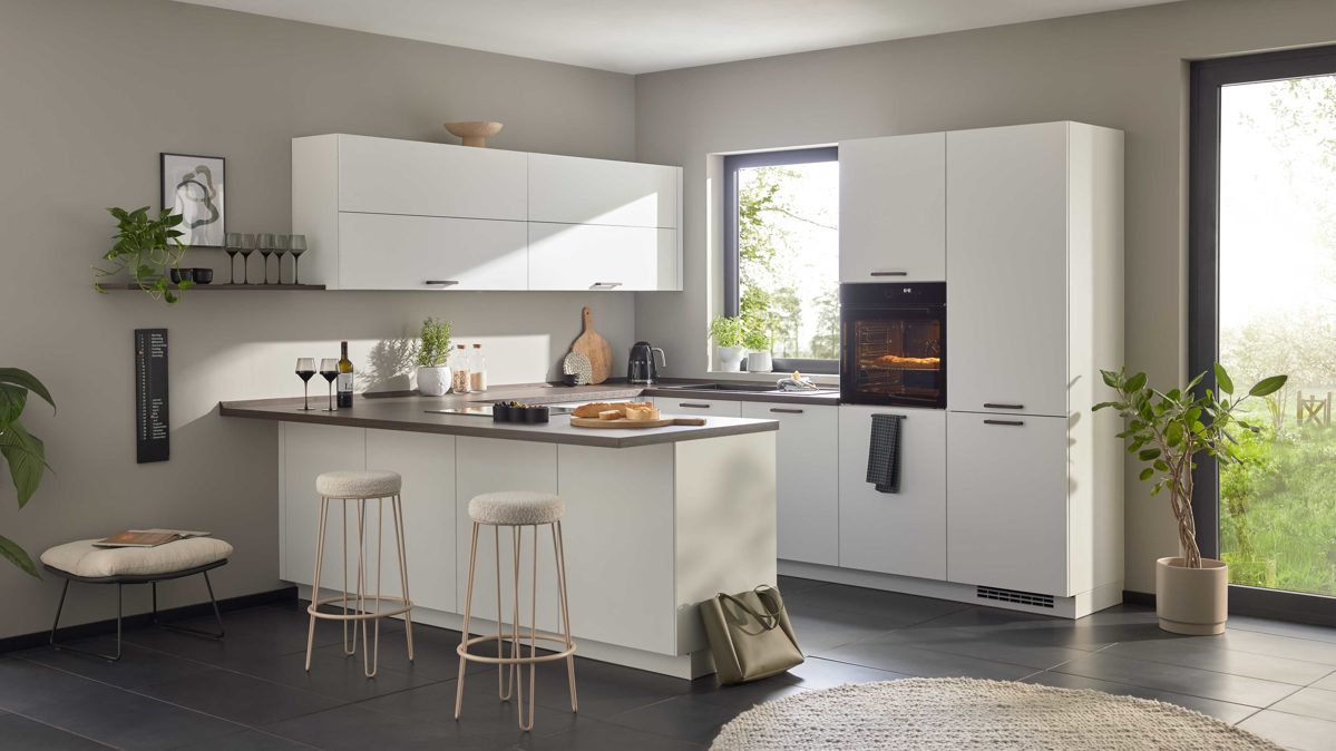 Einbauküche culineo® aus Holz in Weiß Culineo® Einbauküche C615 mit Einbaugeräten Alpinweiß & Walnuss - Stellfläche ca. 280 x 305 cm