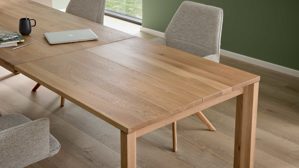 Tischgruppe Interliving aus Holz in Holzfarben Interliving Esszimmer Serie 5102 – Essgruppe im Skandi-Style Eiche Bianco & leinenfarbener Jacquard Lodge L07 - siebenteilig