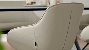 Polsterstuhl Interliving aus Leder in Beige Interliving Esszimmer Serie 5115 - Armlehnstuhl Ravi milchkaffeefarbenes Leder Tendens Latte & anthrazitfarbenes Metall