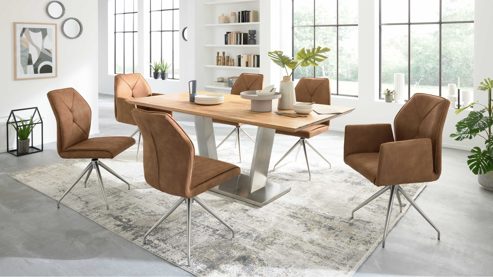 Tischgruppe Interliving aus Holz in Holzfarben Interliving Esszimmer Serie 5104 – Essgruppe mit drehbaren Stühlen bernsteinfarbene Mikrofaser Amber, helle Wildeiche & Edelstahl