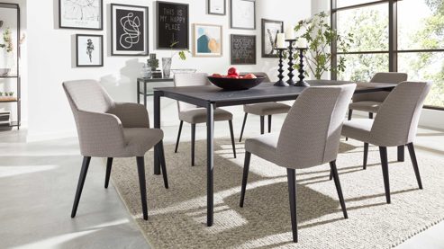 Tischgruppe Interliving aus Stoff in Silber Interliving Esszimmer Serie 5110 - Essgruppe mit Armlehnstühlen silberfarbener Bezug Calvin, ebenholzfarbene Holzfüße & mattschwarzes Eichefurnier