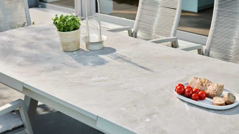 Gartentisch Interliving aus Stein in Beige Interliving Gartenmöbel Serie 7011 - Ausziehtisch gesinterter beiger Stein & taupefarbenes Aluminium - ca 200 - 240 x 100 cm