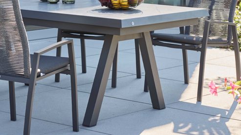 Gartenmöbel-Set Interliving aus Stein in Hellgrau Interliving Gartenmöbel Serie 7011 - Tischgruppe betonfarbener Sinterstein, rußfarbenes Sunbrella®, anthrazitfarbenes Aluminium & TEXTILENE®