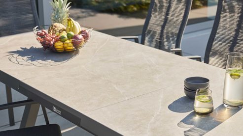 Gartenmöbel-Set Interliving aus Stein in Anthrazit Interliving Gartenmöbel Serie 7014 - Essgruppe mit Ausziehtisch betonfarbener Sinterstein, anthrazitfarbenes Aluminium & TEXTILENE®