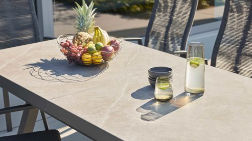 Gartenmöbel-Set Interliving aus Stein in Anthrazit Interliving Gartenmöbel Serie 7014 - Essgruppe mit Ausziehtisch betonfarbener Sinterstein, anthrazitfarbenes Aluminium & TEXTILENE®