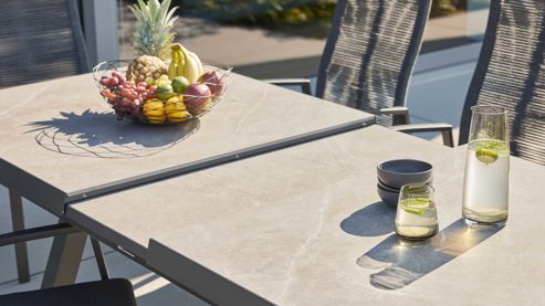 Gartenmöbel-Set Interliving aus Stein in Hellgrau Interliving Gartenmöbel Serie 7011 - Tischgruppe betonfarbener Sinterstein, rußfarbenes Sunbrella®, anthrazitfarbenes Aluminium & TEXTILENE®