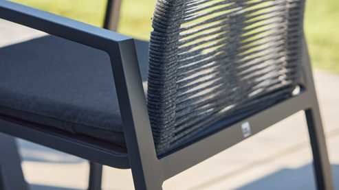 Gartenmöbel-Set Interliving aus Stein in Hellgrau Interliving Gartenmöbel Serie 7011 - Tischgruppe betonfarbener Sinterstein, rußfarbenes Sunbrella®, anthrazitfarbenes Aluminium & TEXTILENE®