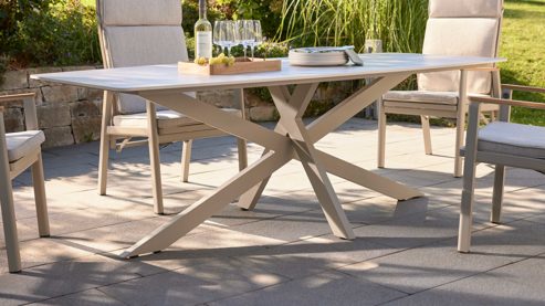 Gartentisch Interliving aus Stein in Beige Interliving Gartenmöbel Serie 7014 - Esstisch für Draußen gesinterter beiger Stein & taupefarbenes Aluminium - ca. 220 x 100 cm