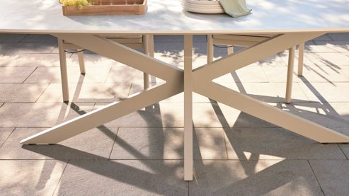 Gartentisch Interliving aus Stein in Beige Interliving Gartenmöbel Serie 7014 - Esstisch für Draußen gesinterter beiger Stein & taupefarbenes Aluminium - ca. 220 x 100 cm