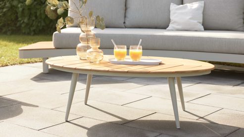 Gartentisch Interliving aus Metall in Holzfarben Interliving Gartenmöbel Serie 7015 - ovaler Couchtisch mit Holzplatte Teakholz & taupefarbenes  Aluminium - ca. 110 x 69 cm