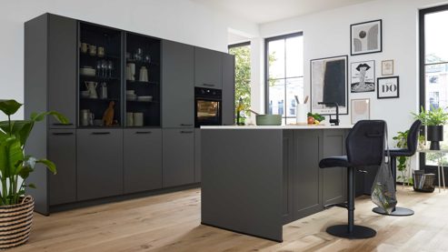 Einbauküche Interliving aus Holz in Schwarz Interliving Küche Serie 3088 mit AEG-Einbaugeräten Graphit – zweizeilig