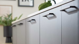 Einbauküche Interliving aus Holz in Schwarz Interliving Küche Serie 3088 mit AEG-Einbaugeräten Graphit – zweizeilig