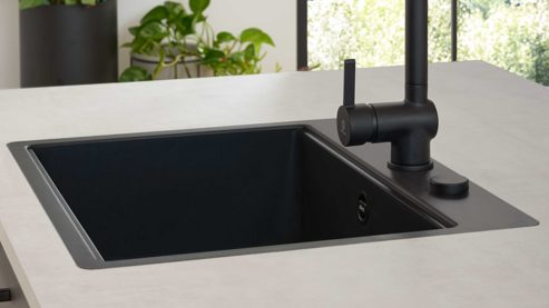 Einbauküche Interliving aus Holz in Schwarz Interliving Küche Serie 3088 mit AEG-Einbaugeräten Graphit – zweizeilig