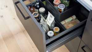 Einbauküche Interliving aus Holz in Schwarz Interliving Küche Serie 3088 mit AEG-Einbaugeräten Graphit – zweizeilig