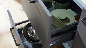 Einbauküche Interliving aus Holz in Schwarz Interliving Küche Serie 3088 mit AEG-Einbaugeräten Graphit – zweizeilig