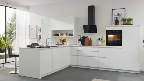 Einbauküche Interliving aus Holz in Weiß Interliving Küche Serie 3089 mit AEG-Einbaugeräten Weiß – Stellfläche ca. 220 x 480 cm