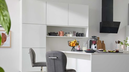 Einbauküche Interliving aus Holz in Weiß Interliving Küche Serie 3089 mit AEG-Einbaugeräten Weiß – Stellfläche ca. 220 x 480 cm