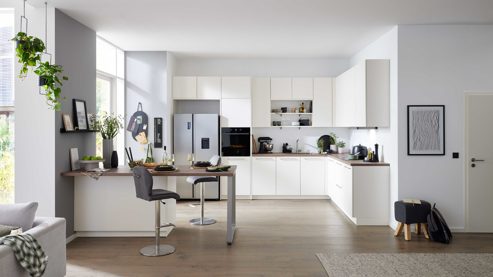 Einbauküche Interliving aus Holz in Weiß Interliving Küche Serie 3090 mit gorenje-Einbaugeräten Magnolia – zweizeilig