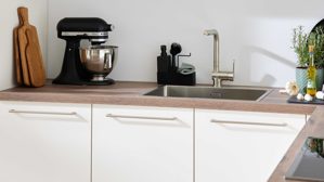 Einbauküche Interliving aus Holz in Weiß Interliving Küche Serie 3090 mit gorenje-Einbaugeräten Magnolia – zweizeilig