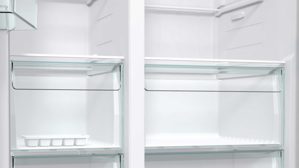 Einbauküche Interliving aus Holz in Weiß Interliving Küche Serie 3090 mit Side by Side Kühlschrank Magnolia – zweizeilig