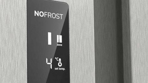 Einbauküche Interliving aus Holz in Weiß Interliving Küche Serie 3090 mit Side by Side Kühlschrank Magnolia – zweizeilig