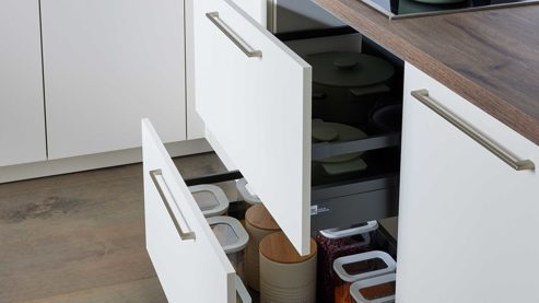 Einbauküche Interliving aus Holz in Weiß Interliving Küche Serie 3090 mit gorenje-Einbaugeräten Magnolia – zweizeilig