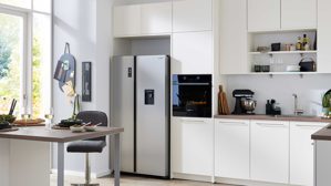 Einbauküche Interliving aus Holz in Weiß Interliving Küche Serie 3090 mit Side by Side Kühlschrank Magnolia – zweizeilig