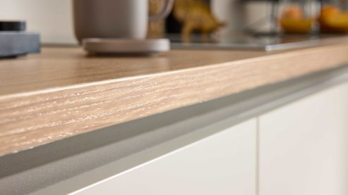 Einbauküche Interliving aus Holz in Holzfarben Interliving Küche Serie 3092 mit SIEMENS Einbaugeräten Sahara & Goldeiche - Stellfläche ca. 430 x 187 cm